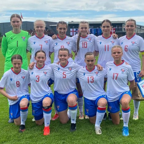 U17 landsliðið við gentum til kapping í Danmark í summar, har heilt góð úrslit komu í hús (Mynd: Fótbóltssamband Føroya)