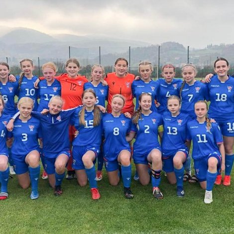 U15-genturnar, ið hava spælt tveir venjingardystir í Slovenia (Mynd: FSF)