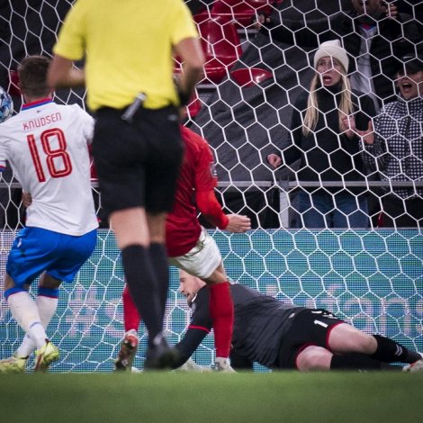 Løtan tá ein bóltur fer framvið Kasper Schmeichel fyri fyrstu ferð í hesari undankappingini (Mynd: EPA)