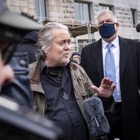 Bannon valdi sjálvur at fara til løgregluna