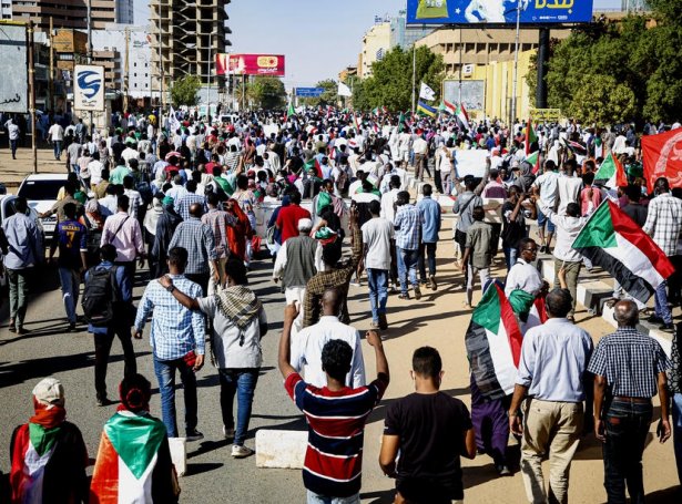 Fólk mótmæla í Khartoum (Mynd: EPA)