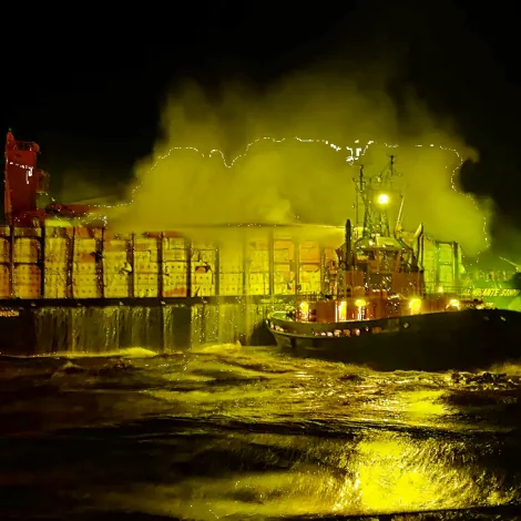 Brennandi skip út fyri Göteborg