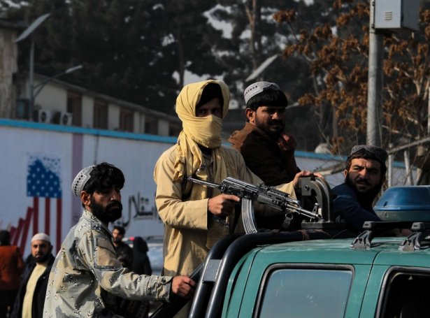 Fólk hjá Taliban á varðhaldi í Kabul (Mynd: EPA)