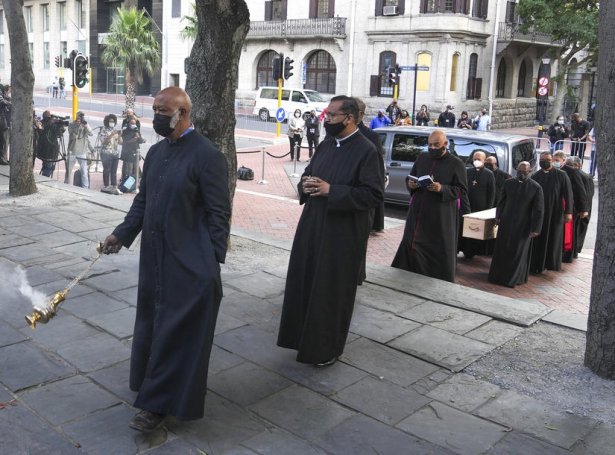 Kistan við Desmond Tutu verður borin inn í St. George's Cathedral í Cape Town (Mynd: EPA)