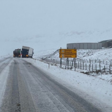 Lastbilur farin útav vegnum Millum Fjarða