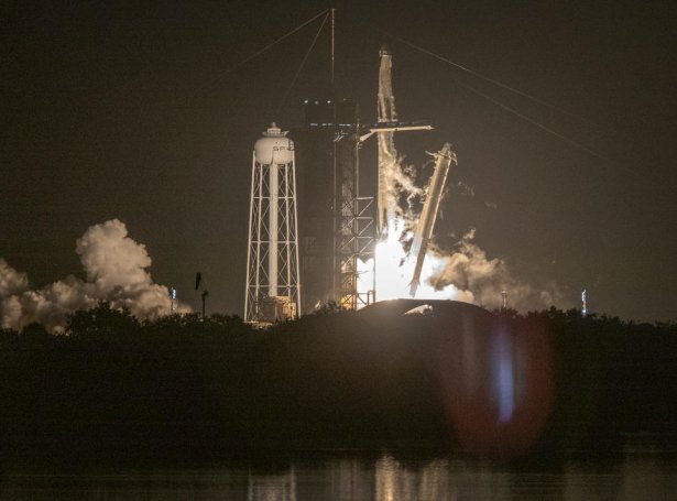 So seint sum í farnu viku, varð ein Falcon 9 rakett skotin út av Cape Canaveral (Mynd: EPA)