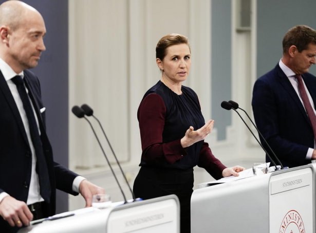 Magnus Heunicke, Mette Frederiksen og Søren Brostrøm á tíðindafundi í Keypmannahavn í gjár (Mynd: EPA)