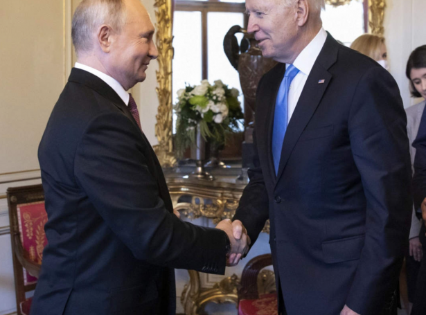 Amerikanski forsetin Joe Biden hóttir nú við at víðka sanktiónir til at umfata russiska forsetan Vladimir Putin. Tað er við til hækka oljuprísin.
