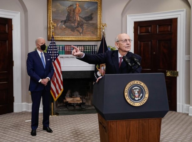 Stephen Breyer og Joe Biden á tíðindafundi hósdagin (Mynd: EPA)