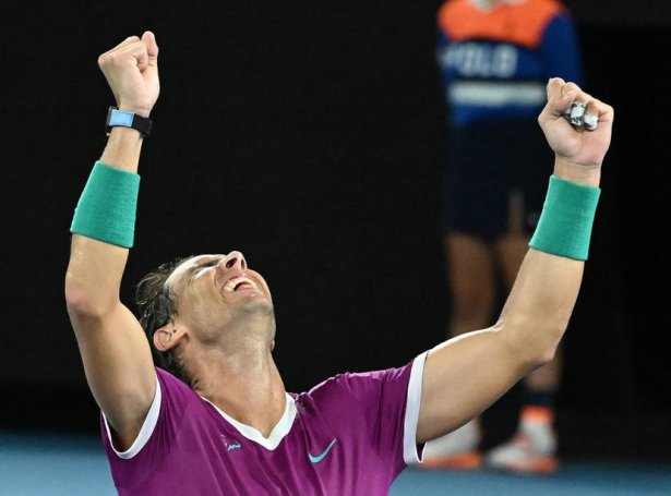 Rafael Nadal fegnast her um sigurin í Melbourne (Mynd: EPA)