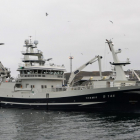 Donsk uppsjóvarskip landa makrel í Føroyum