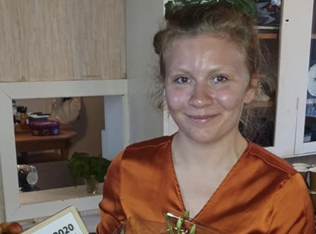 Unga skrivandi listakvinnan, Anna Malan Jógvansdóttir, fekk gávugóðsið í 2020