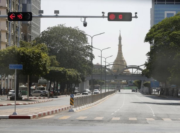 Púra tómt og friðarligt í Yangon (Mynd: EPA)