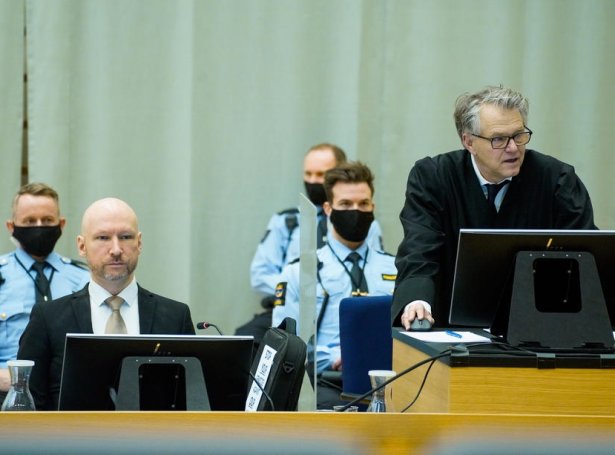 Anders Behring Breivik og verjin, Oystein Storrvik í rættinum 20. januar (Mynd: EPA)