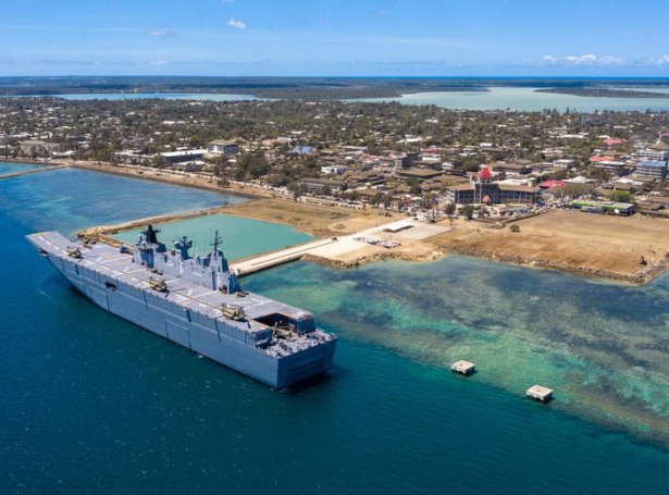 Avstralska herskipið HMAS Adelaide við bryggju við neyðhjálp í Nuku'alofa, høvuðsstaðnum í Tonga (Mynd: EPA)