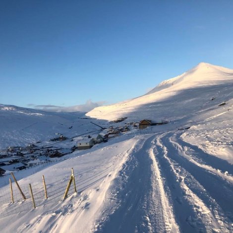 Nógvur vindur og hálka í støðum