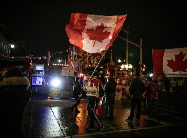 Mótmælisfólk í kanadiska høvuðsstaðum Ottawa (Mynd: EPA)