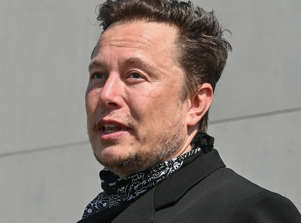 Eigarin av Tesla bilverksmiðjunum, Elon Musk, vil hava USA og heimin annars at økja um framleiðsluna av olju og gassi til tess at kunna steðga russiska útflutninginum av fossilari orku.