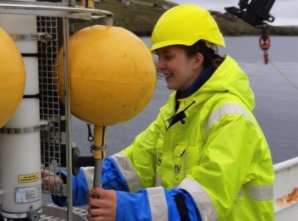 Mayleen Schlud á granskingarferð við Andrias Reinert, sum er granskingarfarið hjá Fiskaaling.