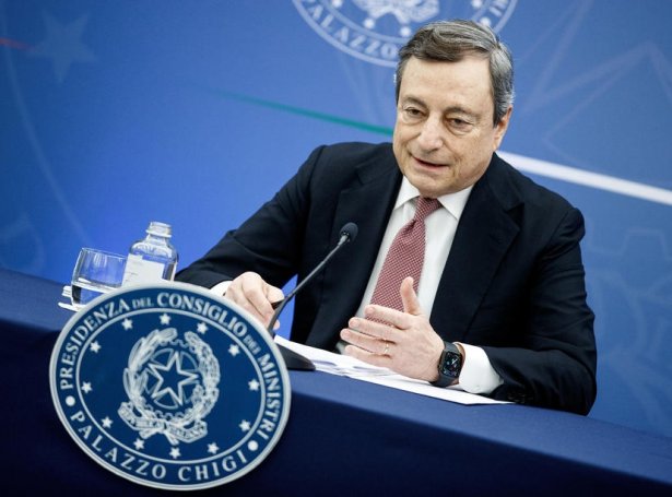 Mario Draghi, forsætisráðharri í Italia á tíðindafundi hósdagin (Mynd: EPA)