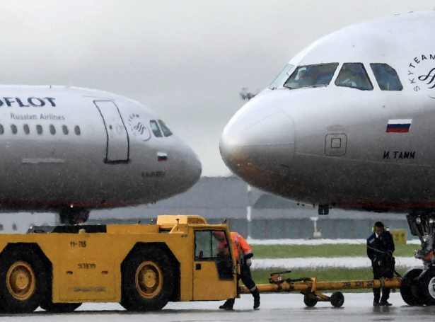Flogfør frá Aeroflot eru rakt av amerikonsku revsitiltøkunum (Mynd: AFP)