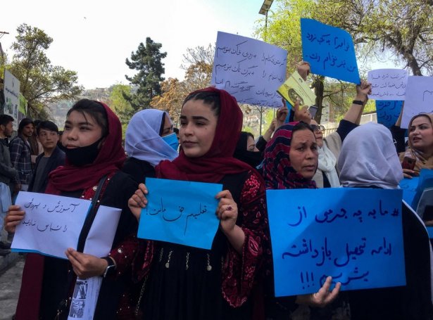 Gentur og kvinnur mótmæltu í Kabul í dag (Mynd: EPA)