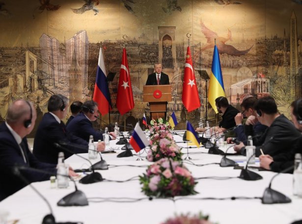 Samráðingar hava verið í turkiska býnum Istanbul í dag (Mynd: EPA)