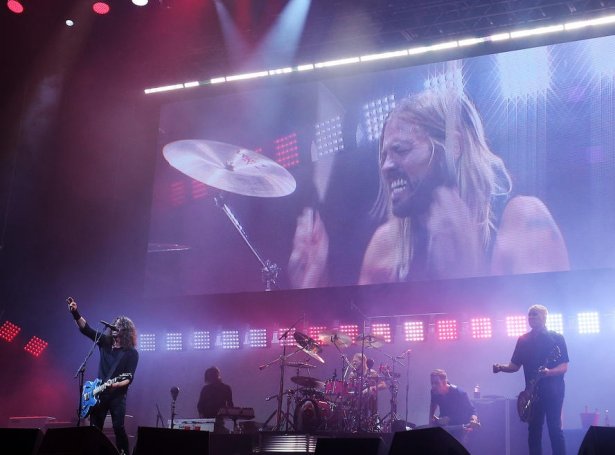 Foo Fighters á konsert í Stórabretlandi (Mynd: EPA)