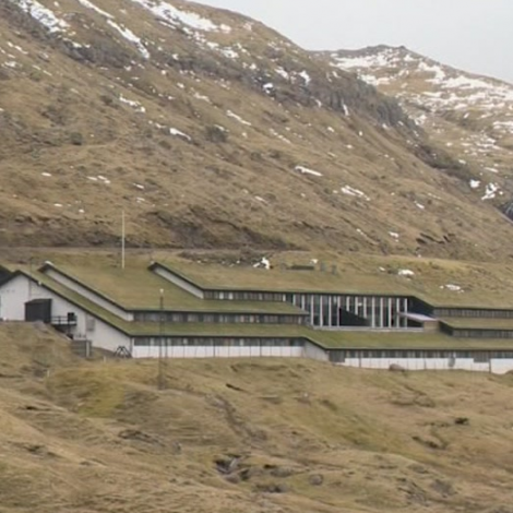 Skal hava hótt starvsfólk í varðhaldinum og roynt at tveitt kókandi vatn eftir teimum