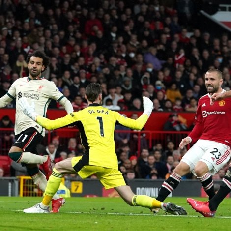 Liverpool vann heili 5-0, tá liðini seinast hittust. United manglar fleiri leikarar í kvøld - har ímillum Luke Shaw (nr. 23)