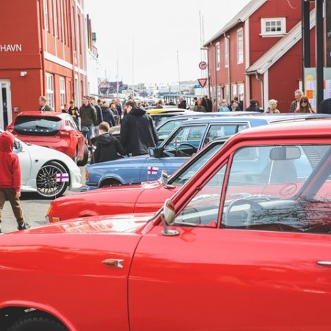 Fleiri vegir í miðbýnum stongdir flaggdagin