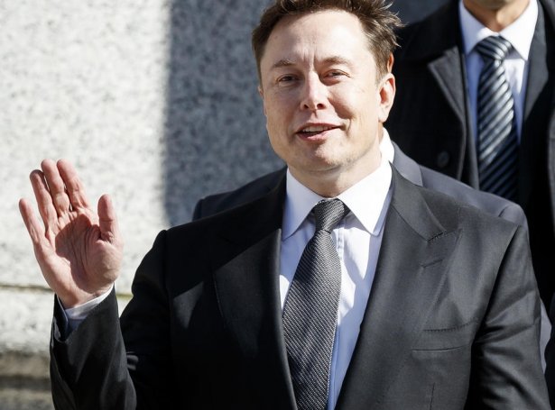 Elon Musk, ið er ríkasti maður í heiminum, hevur keypt Twitter fyri tað, ið svarar til 326 milliardir krónur (Mynd: EPA)
