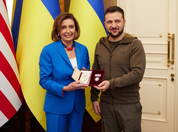 Nancy Pelosi, forkvinna í amerikanska Umboðsmannatinginum og Volodymyr Zelenskyj, forseti í Ukraina (Mynd: EPA)