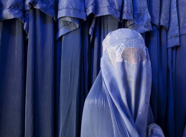Kvinna í burka avmyndað í Kabul í 2009 (Mynd: EPA)