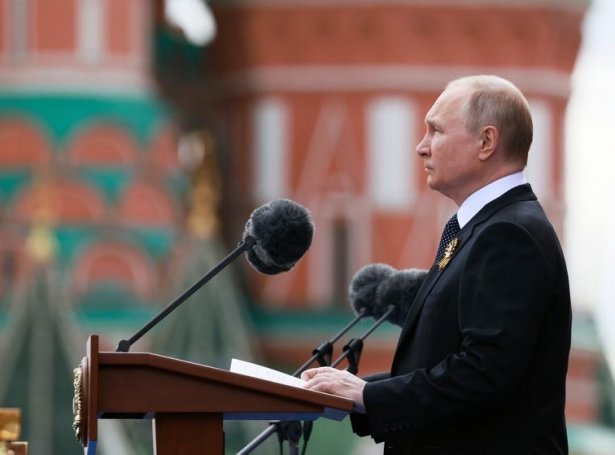 Vladimir Putin heldur røðu á Reyða Torginum í Moskva (Mynd: EPA)