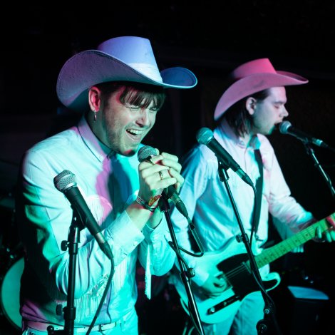 Kóboykex við Eitt Sunnukvøld í Plantasjuni á enskum