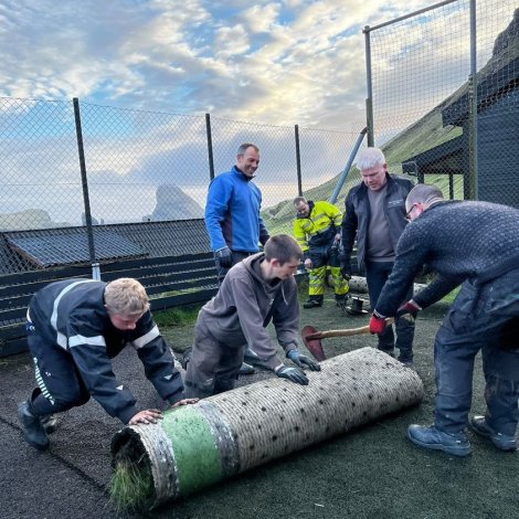 Myndir: Skifta graslíkið á UEFA sparkivøllunum í Vágum