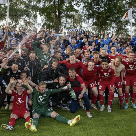 Frøi á Lyngby-leikarum og -fjepparum eftir dystin í Nykøbing í gjárkvøldið (Mynd: lyngby-boldklub.dk)