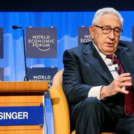 Henry Kissinger: Ukraina noyðist at geva Russlandi landøki