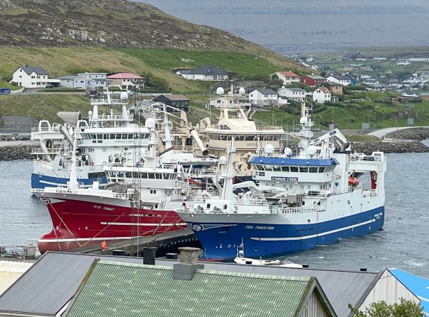 Flotin hjá Varðanum við bryggju í Runavík fyrr í summar (Savnsmynd: Kiran Jóanesarson)