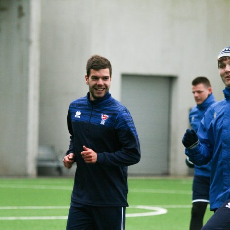 Stefan Radosavljevic og restin av U21 landsliðnum fyrireika seg til heimadystin móti Ukraina mikukvøldið (Mynd: Ingi Arge/FSF)