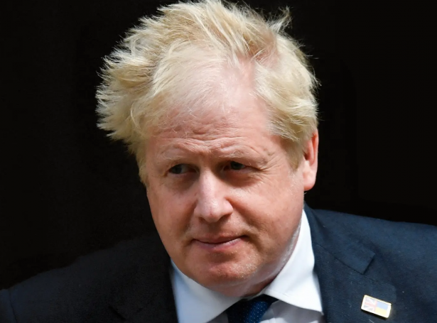 Boris Johnson sleppur at halda fram sum forsætisráðharri men veingjaskerdur.