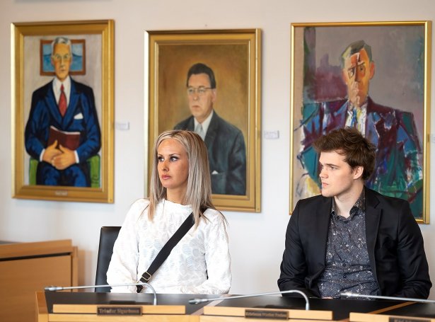 Anna Mohr úr Tórshavn og Aksel Bjartalíð Danielsen úr Klaksvík fingu prógv í gjár (Mynd: torshavn.fo)