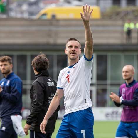 Heini Vatnsdal eftir landsliðssigur í 2022. Hann hevur spælt 37 A-landsdystir (Mynd: Sverri Egholm)