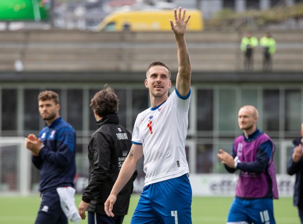 Heini Vatnsdal eftir landsliðssigur í 2022. Hann hevur spælt 37 A-landsdystir (Mynd: Sverri Egholm)