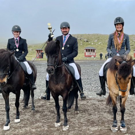 Vinnarar av V1: Í miðjuni, nr. 1: Knút Lützen og Kári frá Ásbrú. Til vinstru, nr. 2: Rebekka Jansdóttir Simonsen og Dögun frá Kirkjufelli og til høgru, nr. 3 Óluva á Lofti og Kopar frá Hrauni