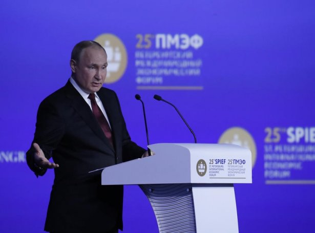 Russiski forsetin, Vladimir Putin (Mynd: EPA)