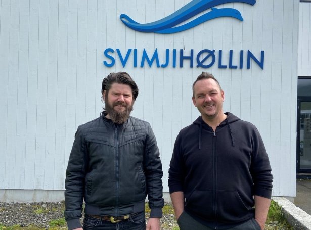 Heri Schwartz Jacobsen, uppfinnari og Torkil Mørkøre, leiðari fyri Svimjihøllina (Mynd: Klaksvíkar kommuna)