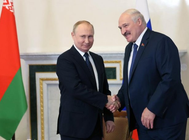 Russiski forsetin, Vladimir Putin og hvítarussiski forsetin, Aleksandr Lukasjenko hittust í Sankta Pætursborg 25. juni (Mynd: EPA)