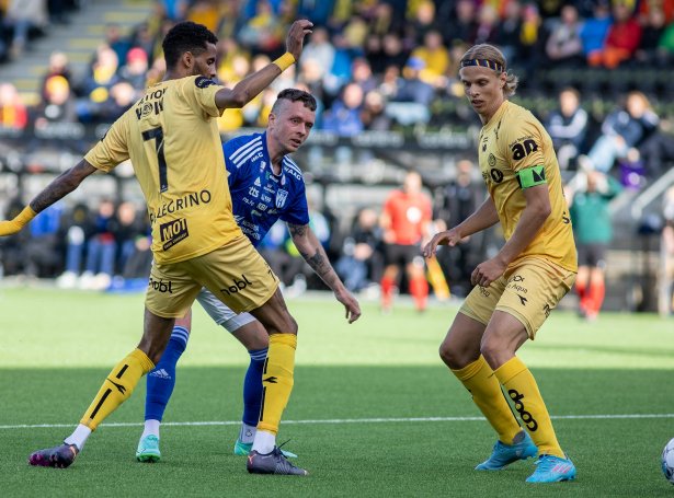 Bodø/Glimt og KÍ hittust í 1. umfari í Champions League í 2022. Spurningurin er, um tað nú fer at eydnast teimum í gulum at spæla seg í hægsta bólkaspæli, sum er (Savnsmynd: Sverri Egholm)